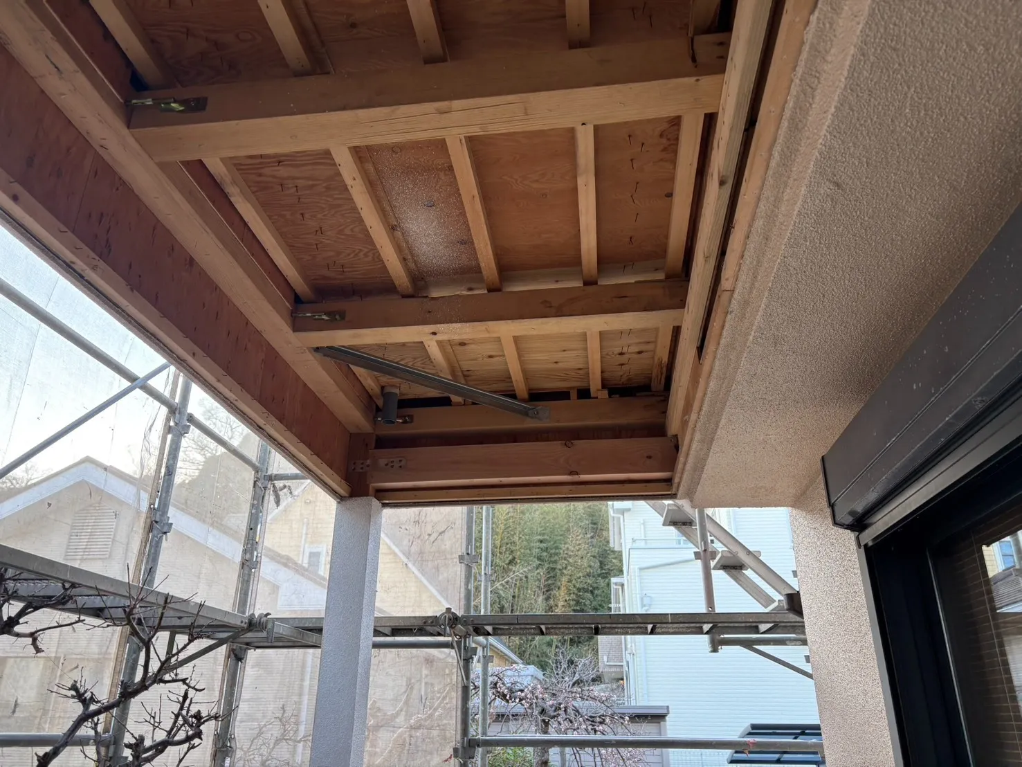 横須賀市リフォーム　一階ウッドデッキ造作予定地、柱取付工事